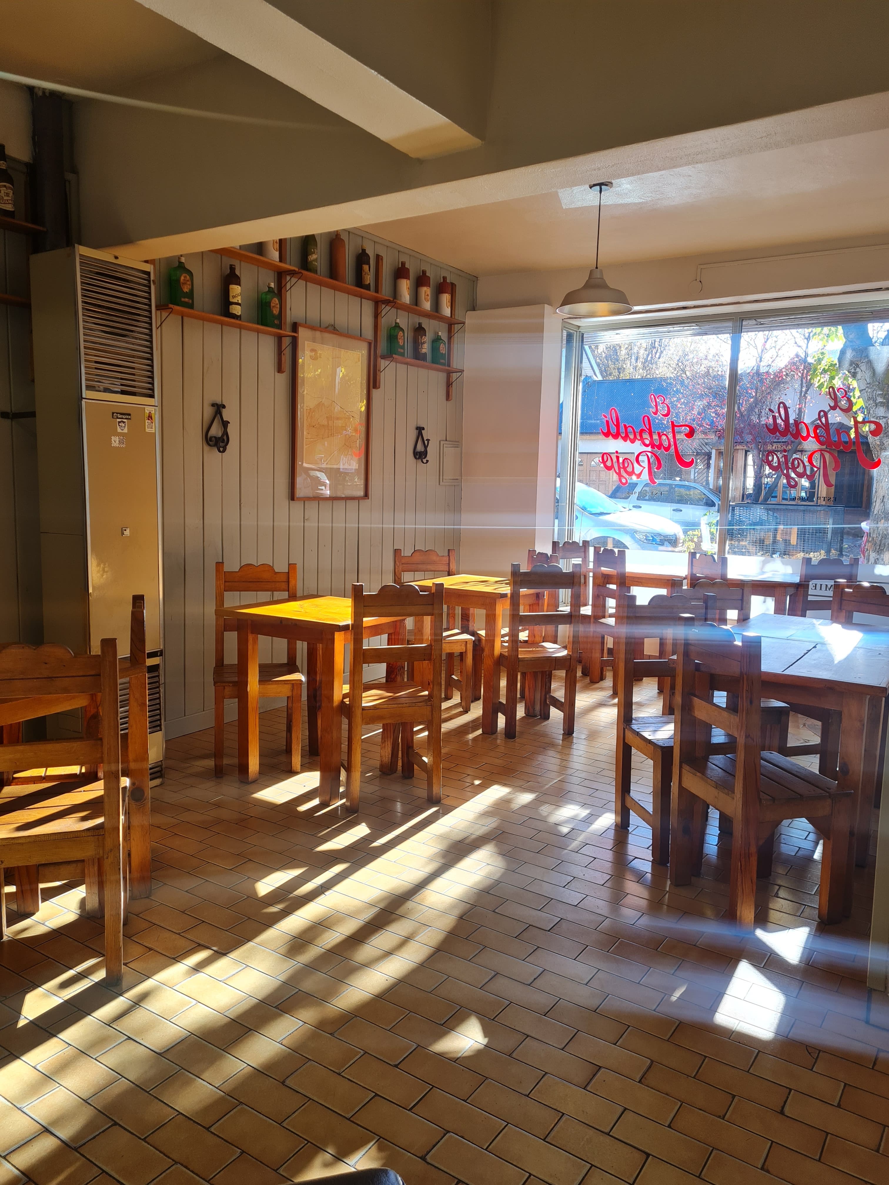 Interior del local de El Jabalí Rojo en Esquel