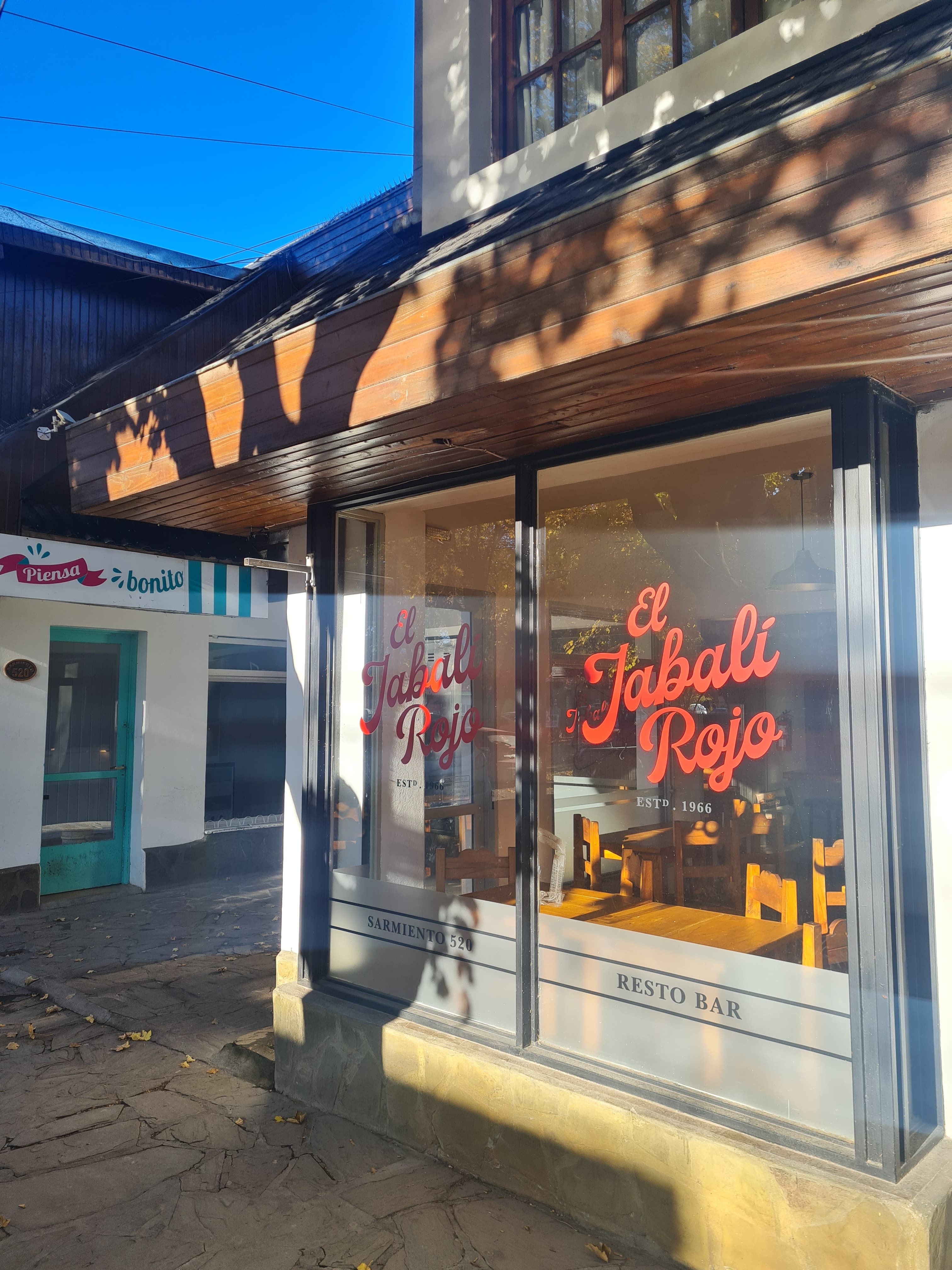 Fachada del local de El Jabalí Rojo en Sarmiento 520, Esquel