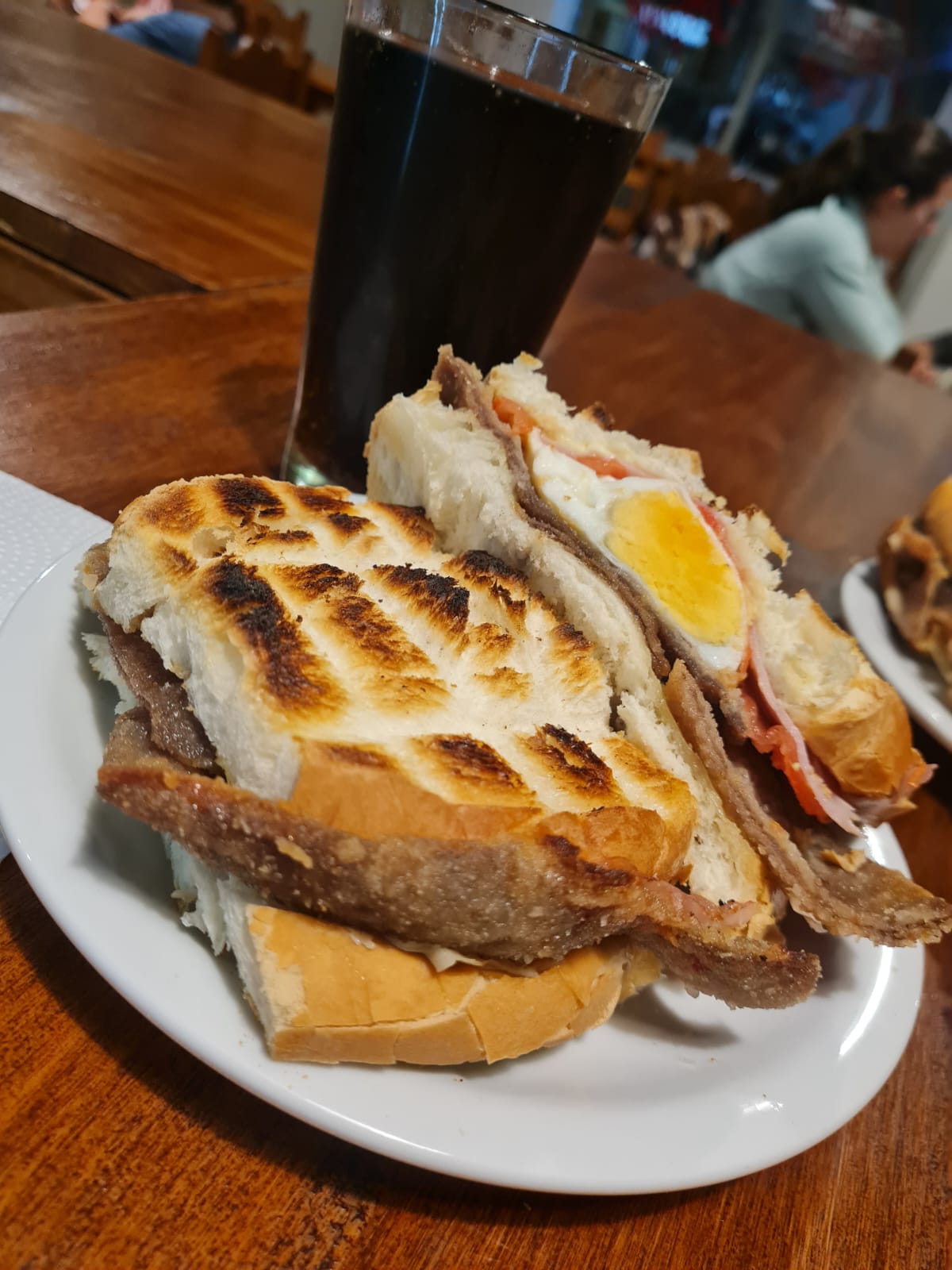 Sándwich de milanesa de El Jabalí Rojo, pan tostado y milanesa generosa